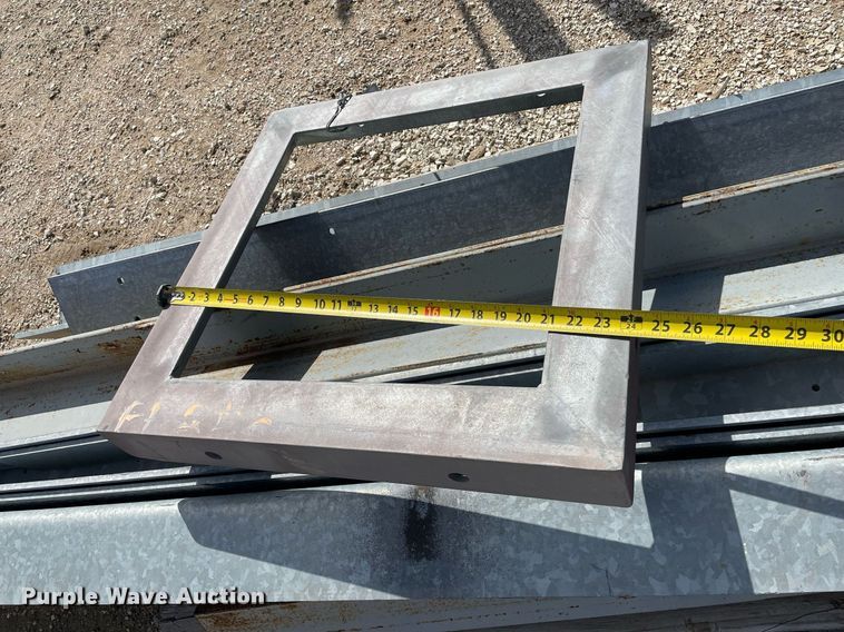 image for item MS9612 Approximately 13 pieces of angle iron