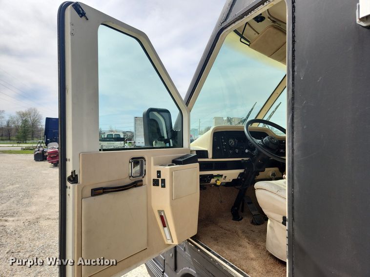 image for item MW9654 1995 Oshkosh XC/RV  RV