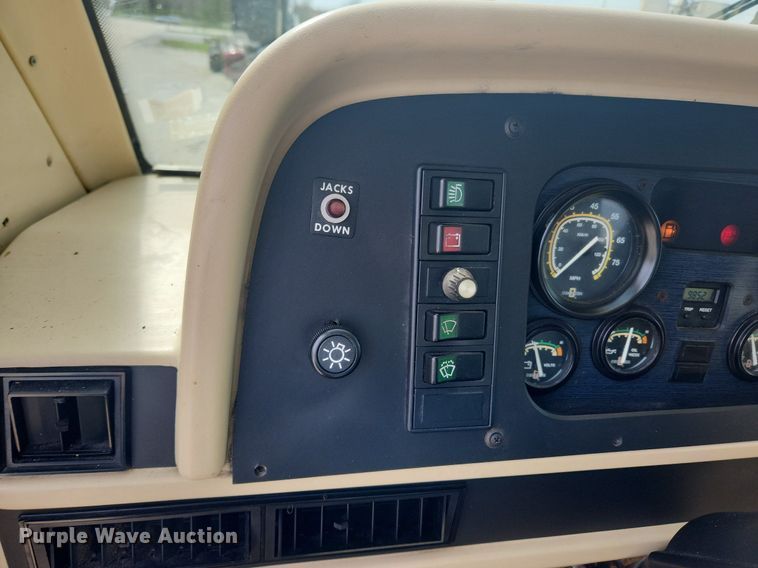 image for item MW9654 1995 Oshkosh XC/RV  RV