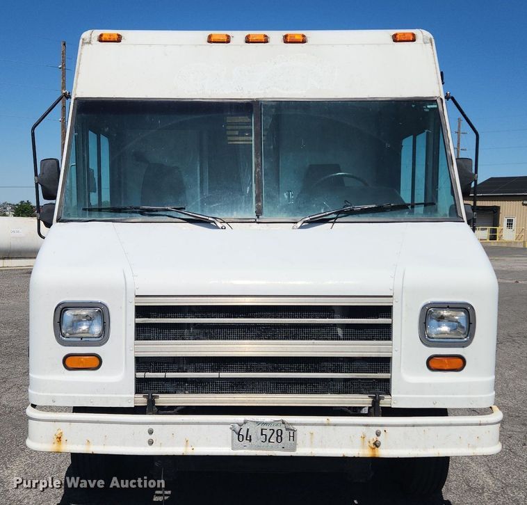 image for item MW9705 2003 Freightliner MT45  delivery van