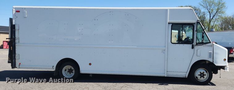 image for item MW9705 2003 Freightliner MT45  delivery van