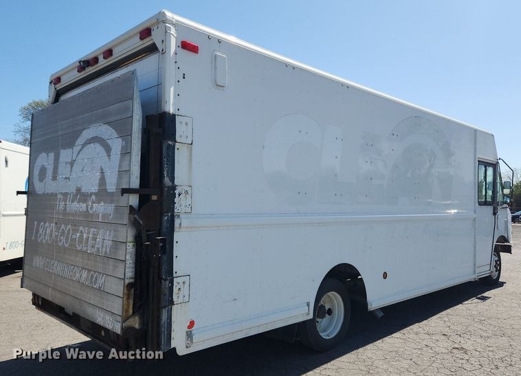 image for item MW9705 2003 Freightliner MT45  delivery van