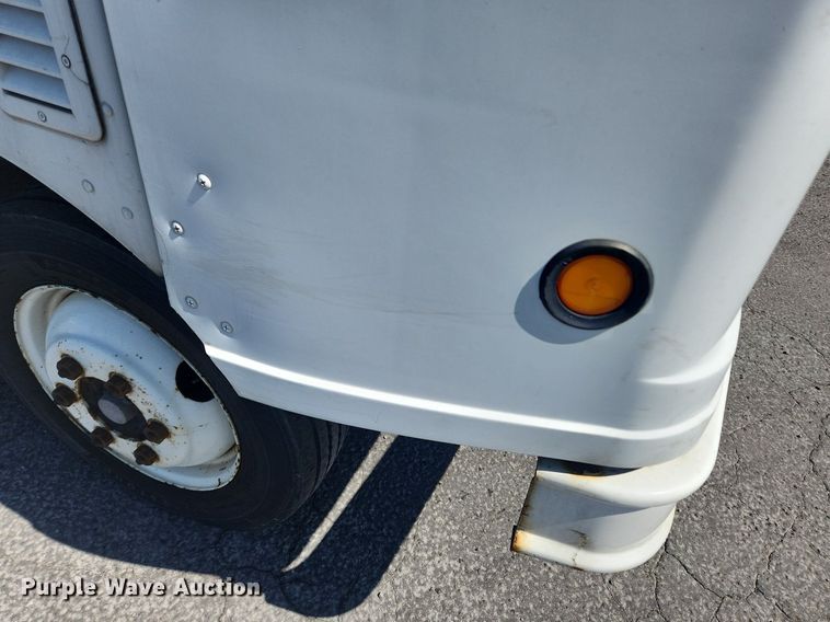 image for item MW9705 2003 Freightliner MT45  delivery van