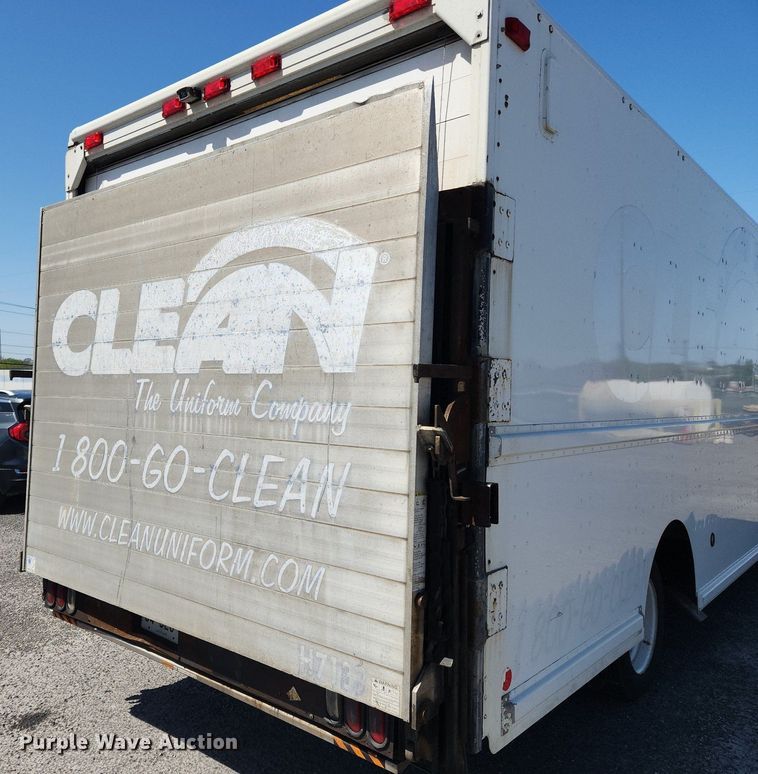 image for item MW9705 2003 Freightliner MT45  delivery van