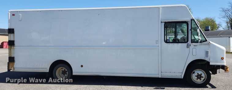 image for item MW9706 2003 Freightliner MT45  delivery van