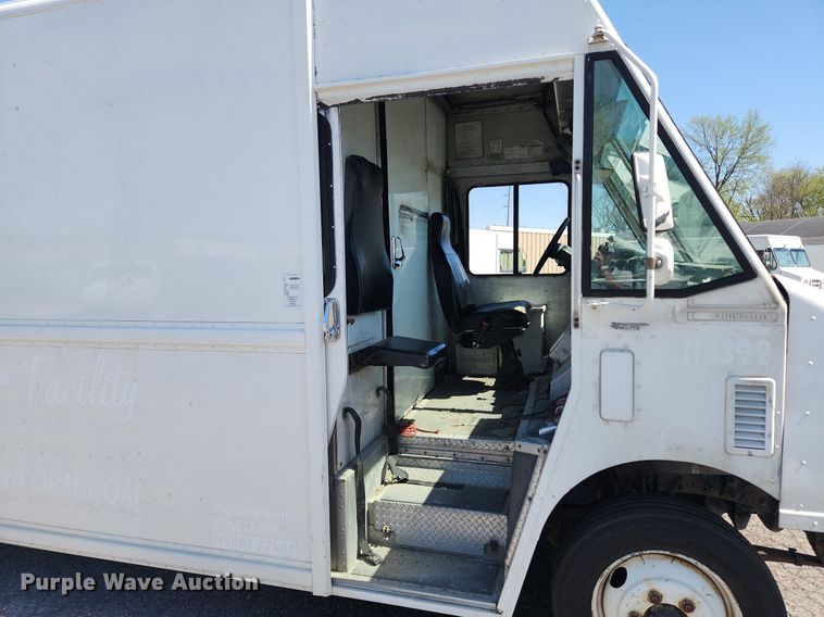 image for item MW9706 2003 Freightliner MT45  delivery van