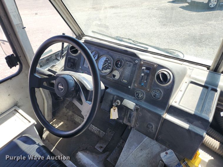 image for item MW9706 2003 Freightliner MT45  delivery van