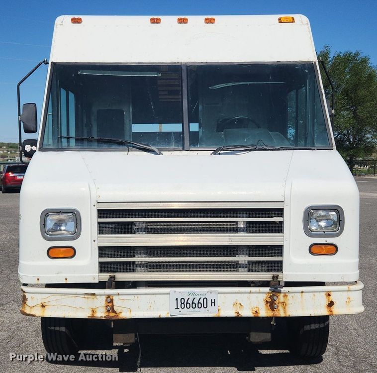 image for item MW9707 2002 Freightliner MT45  delivery van