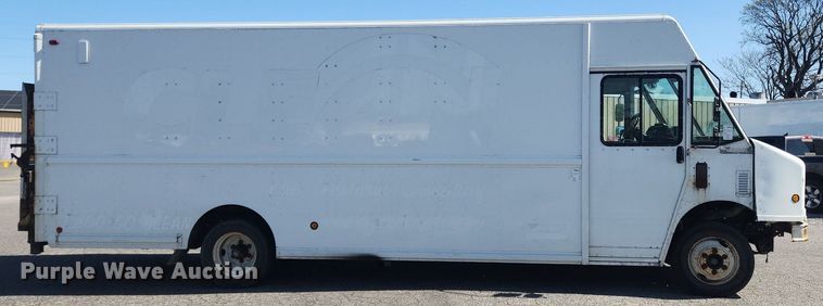 image for item MW9707 2002 Freightliner MT45  delivery van