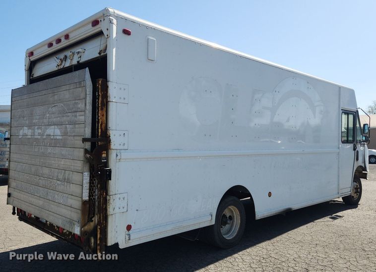 image for item MW9707 2002 Freightliner MT45  delivery van