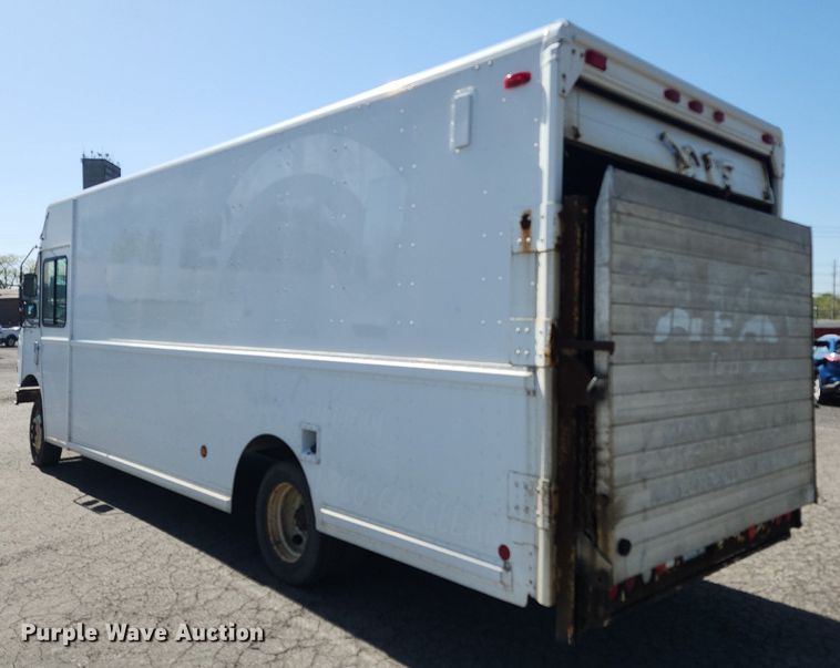 image for item MW9707 2002 Freightliner MT45  delivery van