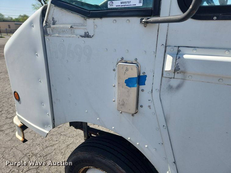 image for item MW9707 2002 Freightliner MT45  delivery van