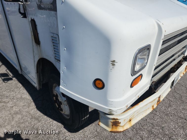 image for item MW9707 2002 Freightliner MT45  delivery van