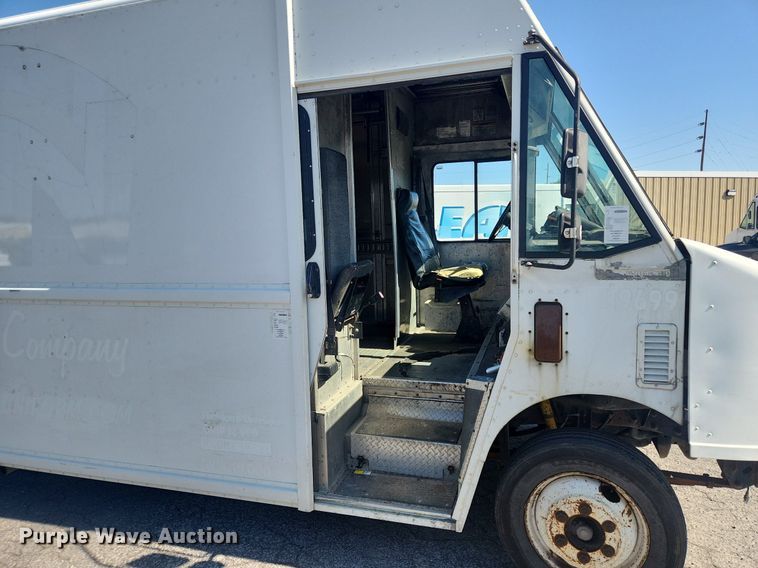 image for item MW9707 2002 Freightliner MT45  delivery van