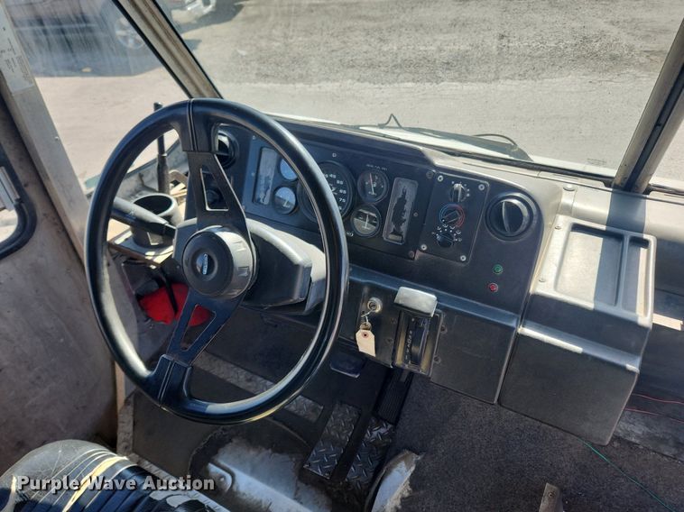 image for item MW9707 2002 Freightliner MT45  delivery van