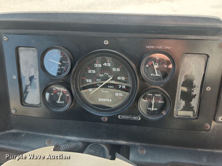 image for item MW9707 2002 Freightliner MT45  delivery van