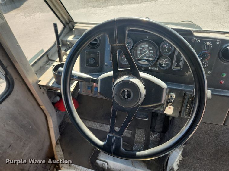 image for item MW9707 2002 Freightliner MT45  delivery van