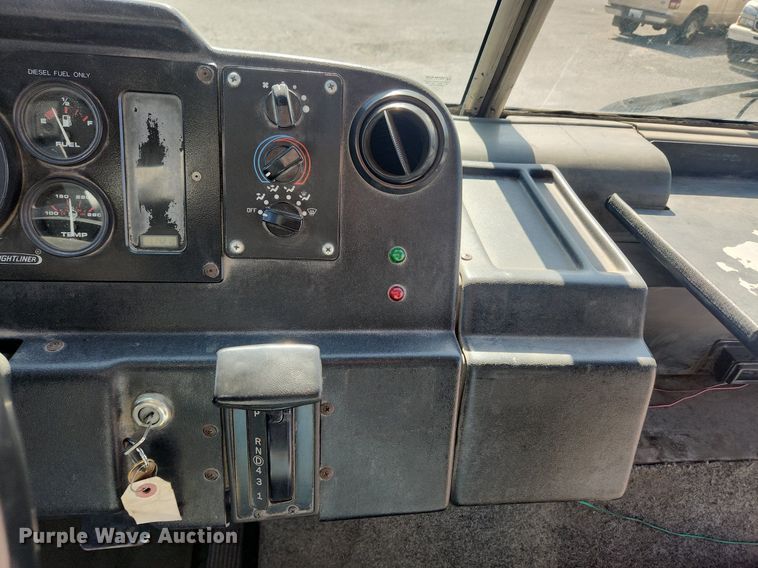 image for item MW9707 2002 Freightliner MT45  delivery van