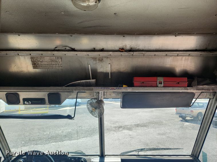 image for item MW9707 2002 Freightliner MT45  delivery van