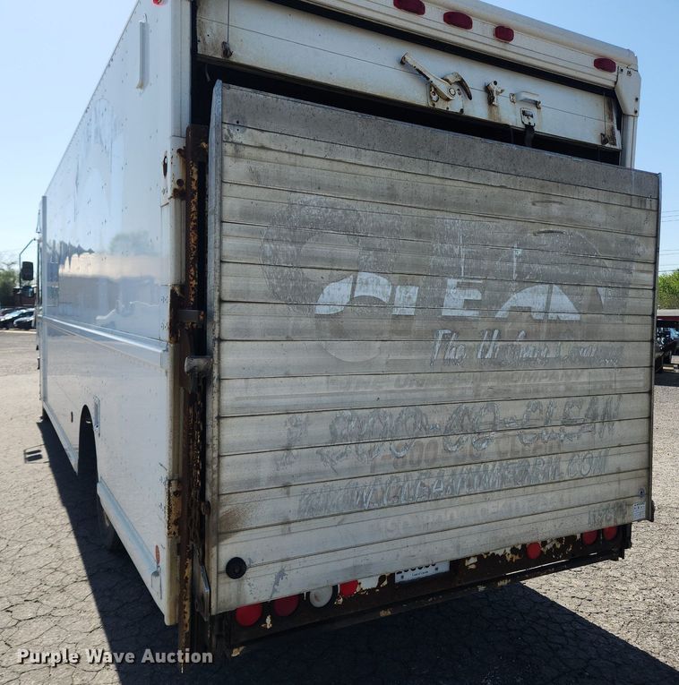 image for item MW9707 2002 Freightliner MT45  delivery van