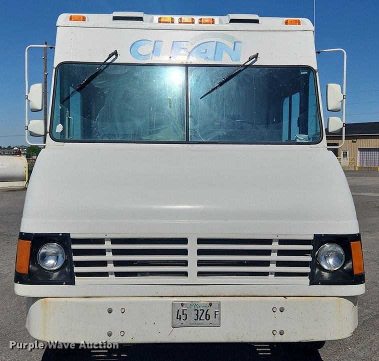 image for item MW9708 2000 Freightliner MT45  delivery van