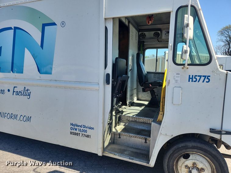 image for item MW9708 2000 Freightliner MT45  delivery van