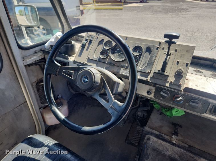 image for item MW9708 2000 Freightliner MT45  delivery van