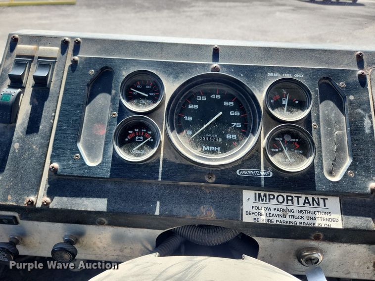 image for item MW9708 2000 Freightliner MT45  delivery van