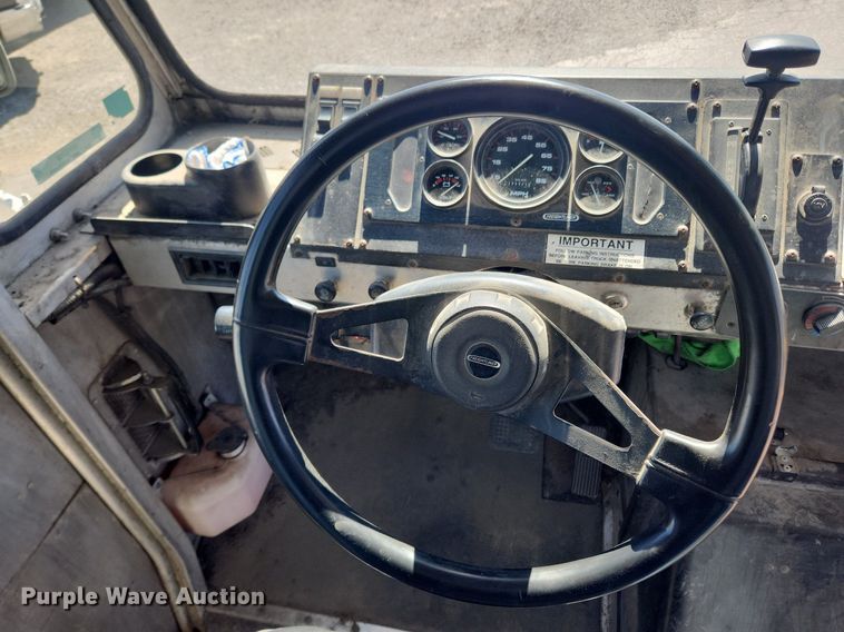 image for item MW9708 2000 Freightliner MT45  delivery van