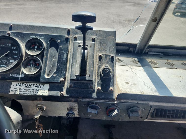 image for item MW9708 2000 Freightliner MT45  delivery van