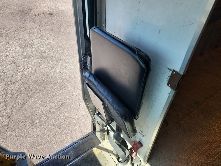 image for item MW9708 2000 Freightliner MT45  delivery van