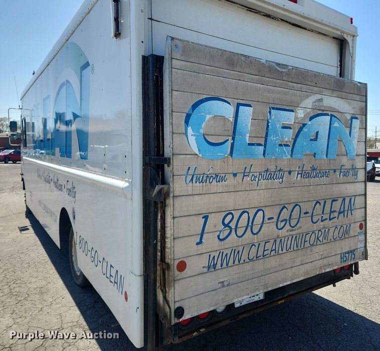 image for item MW9708 2000 Freightliner MT45  delivery van