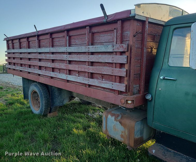 image for item MX9699 1968 International 1600  grain truck