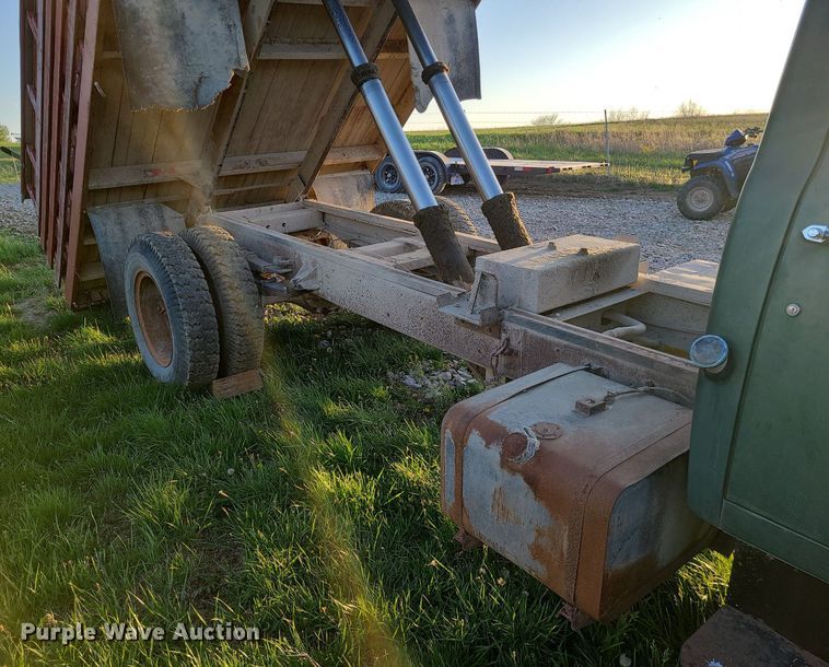 image for item MX9699 1968 International 1600  grain truck