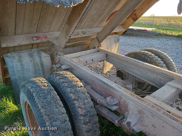 image for item MX9699 1968 International 1600  grain truck