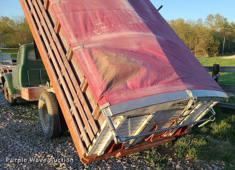 image for item MX9699 1968 International 1600  grain truck