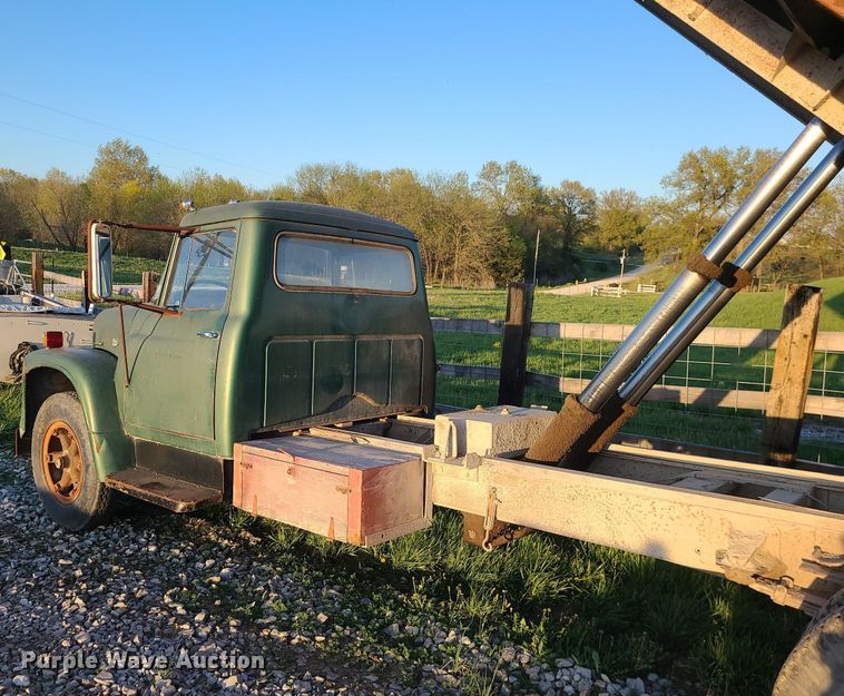 image for item MX9699 1968 International 1600  grain truck