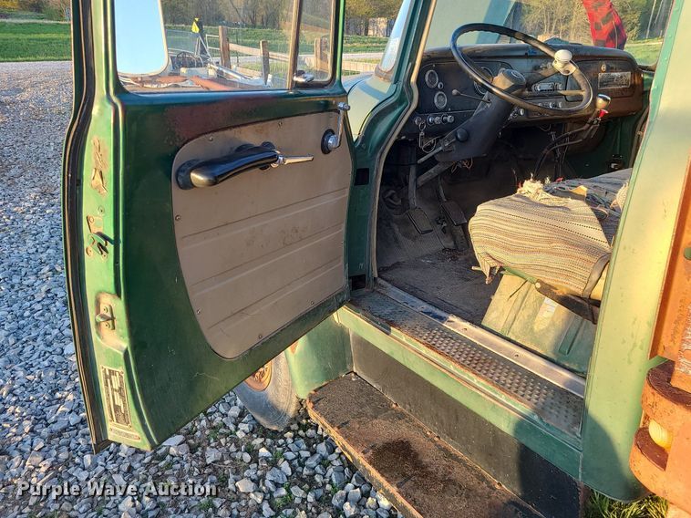 image for item MX9699 1968 International 1600  grain truck