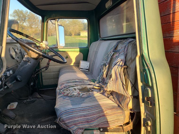 image for item MX9699 1968 International 1600  grain truck