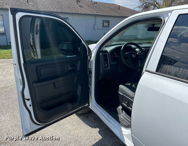 image for item MY9590 2016 Dodge Ram 1500  Crew Cab pickup truck