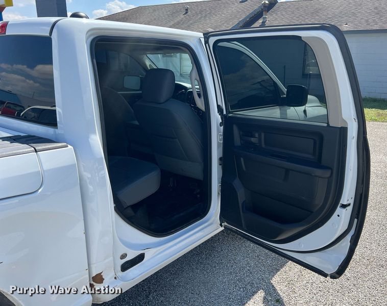 image for item MY9590 2016 Dodge Ram 1500  Crew Cab pickup truck