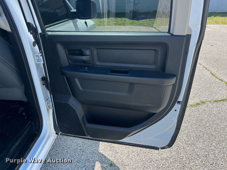 image for item MY9590 2016 Dodge Ram 1500  Crew Cab pickup truck