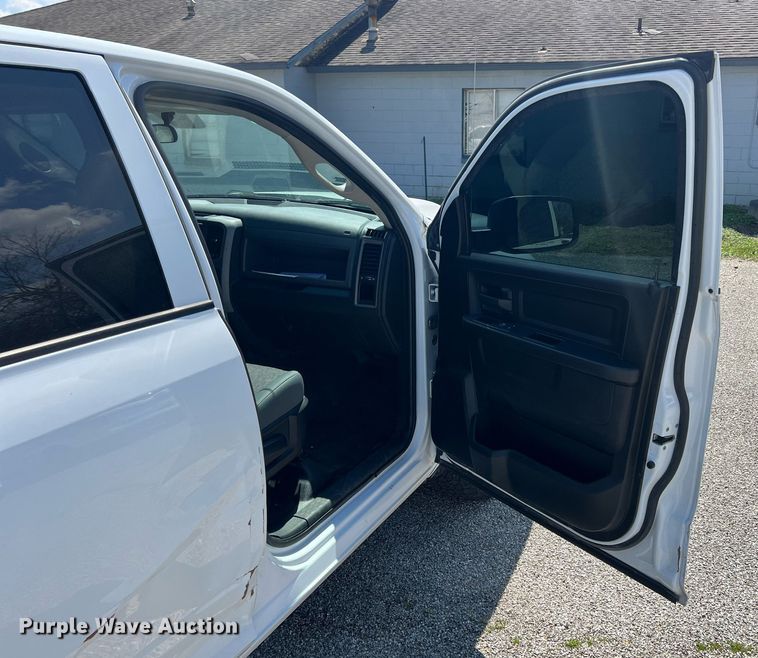 image for item MY9590 2016 Dodge Ram 1500  Crew Cab pickup truck