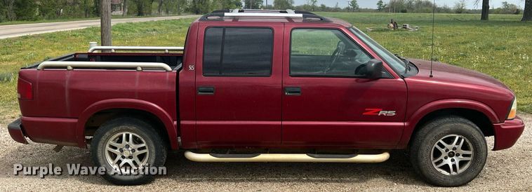 image for item MY9767 2003 GMC Sonoma  Crew Cab pickup truck