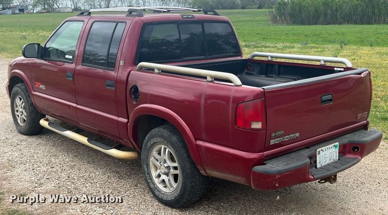 image for item MY9767 2003 GMC Sonoma  Crew Cab pickup truck