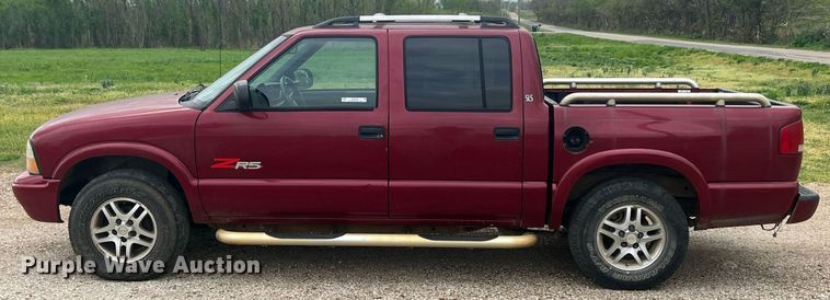 image for item MY9767 2003 GMC Sonoma  Crew Cab pickup truck