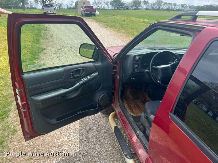 image for item MY9767 2003 GMC Sonoma  Crew Cab pickup truck