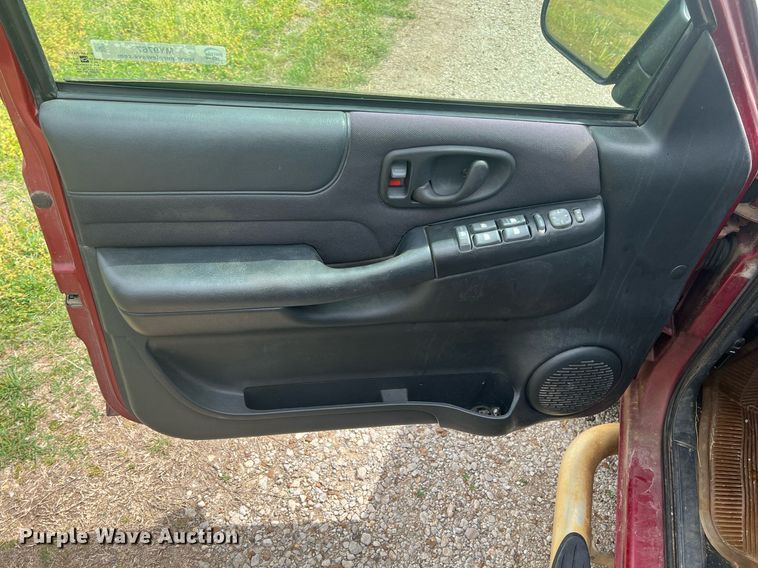 image for item MY9767 2003 GMC Sonoma  Crew Cab pickup truck