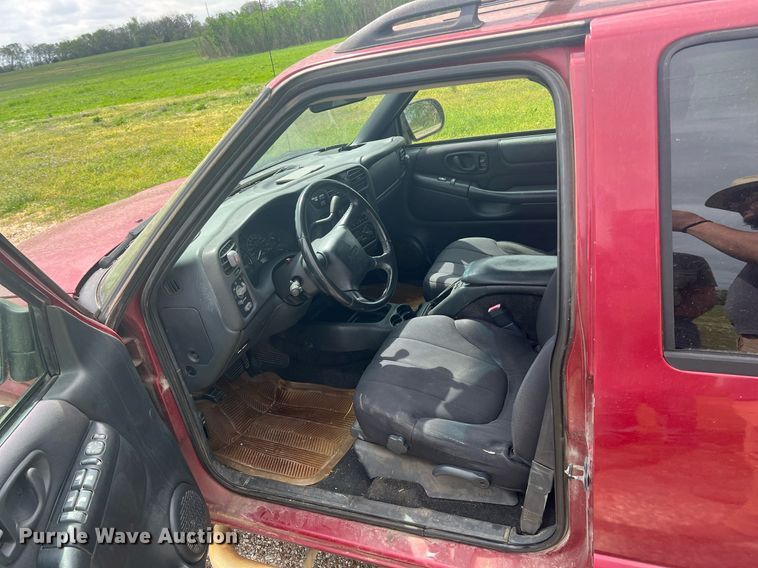 image for item MY9767 2003 GMC Sonoma  Crew Cab pickup truck