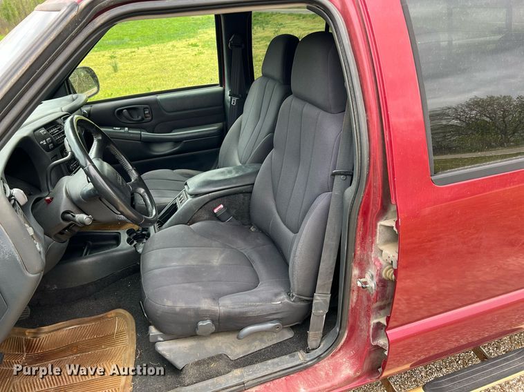 image for item MY9767 2003 GMC Sonoma  Crew Cab pickup truck